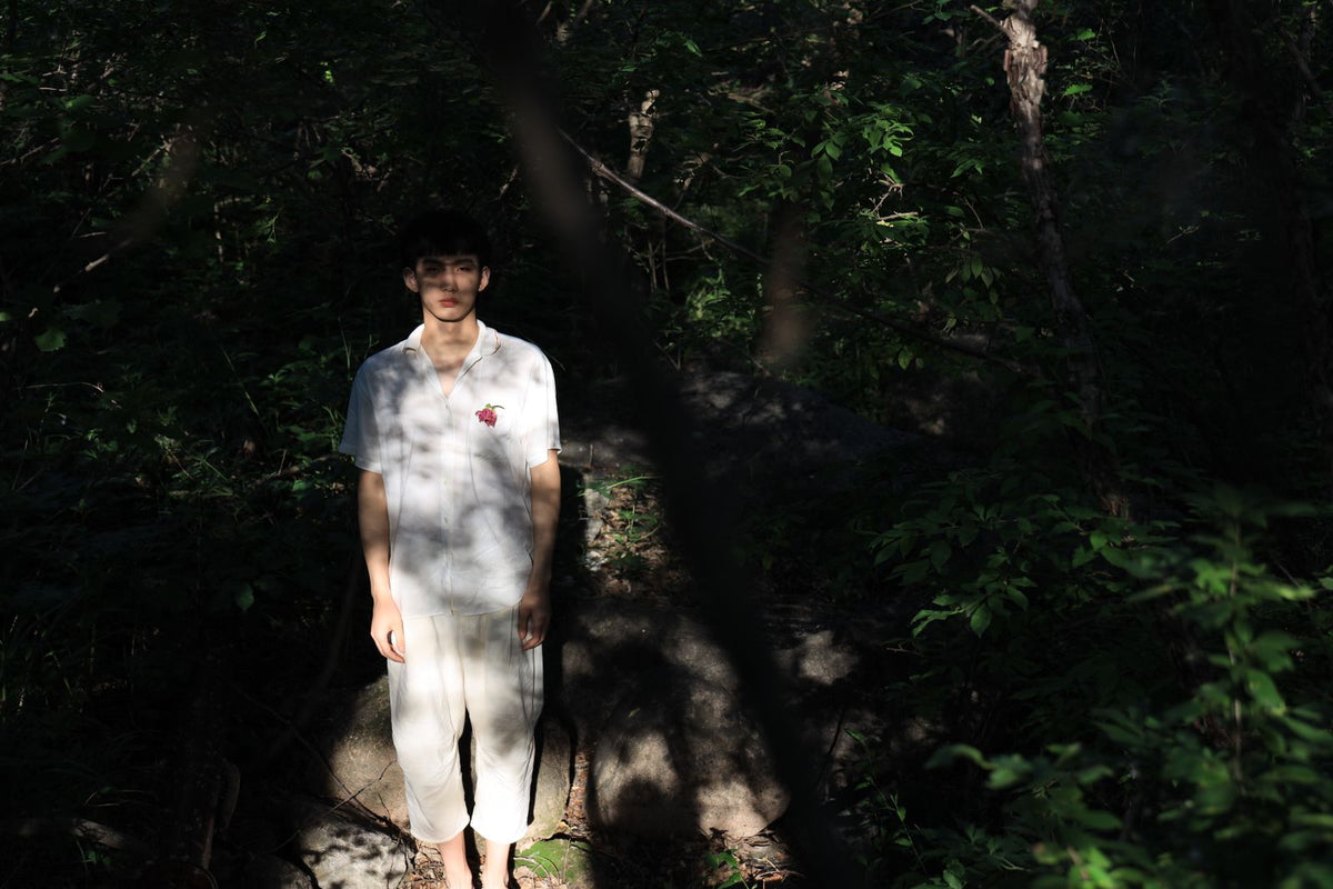 Man in a soft white shirt and white trousers, Cloud Dancer 2026 colour of the year menswear look for India